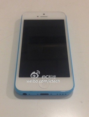 Blue-and-white-models-of-the-Ap4ple-iPhone-5C