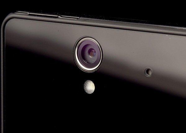 Sony-Xperia-Z-review-back-camera-light