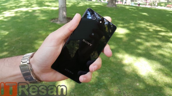 Xperia Z3 Compact Review Out (1)