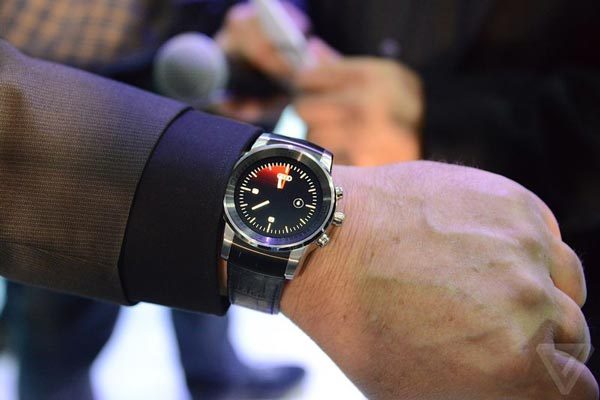 Mysterious-LG-smartwatch-spotted-at-CES-2015-(1)