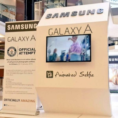 In-24-hours-Samsung-convinced-12803-people-to-take-a-selfie-(2)