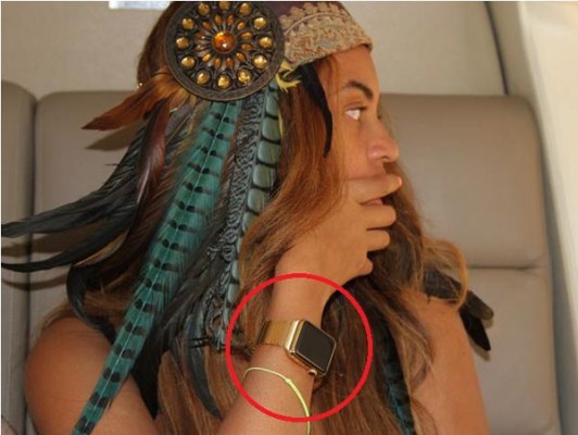 Beyonce-wearing-her-Apple-Watch-Edition-smartwatch-with-a-special-gold-band