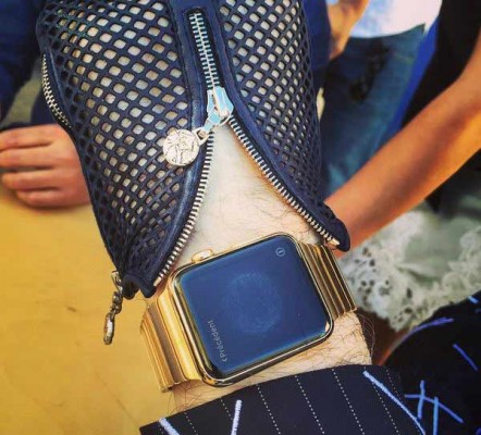 Karl-Lagerfeld-shows-off-hiis-Apple-Watch-Edition-timepiece-with-a-gold-band