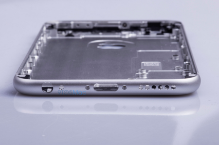 Images-showing-alleged-housing-for-the-Apple-iPhone-6s (2)