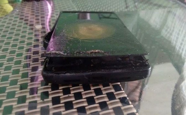 OnePlus-One-unit-allegedly-explodes-while-charging-(2)