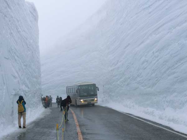 bus-travels-through-snow-drift-in-japan-1024x768
