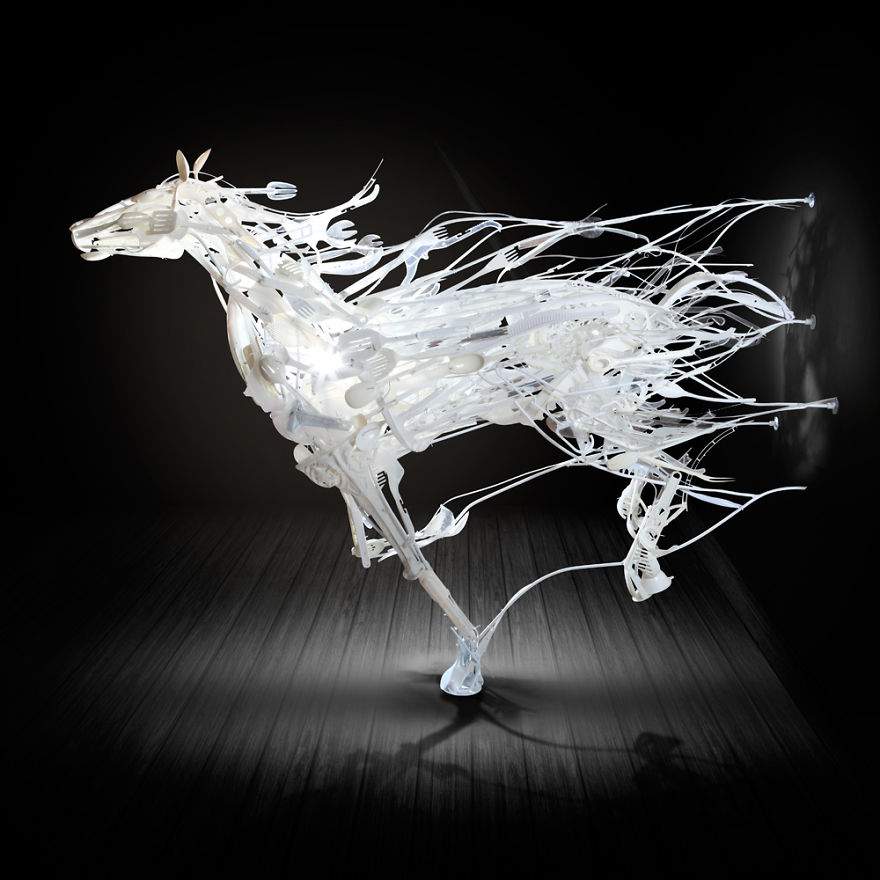 Sayaka-Ganz-makes-animals-in-motion-from-reclaimed-plastic-objects-57a9a2ab9edaa__880