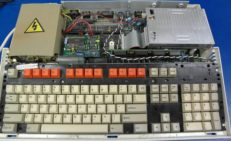 Acorn_Archimedes_A3000_Computer_with_cover_removed