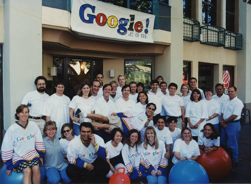 در همان دوران تیم گوگل در پالو آلتو در حال گسترش بود، بنابراین در ۲۰۰۳ گوگل مکان‌هایی را که حالا با نام کمپ Googleplex شناخته می‌شوند از مدرسه فناوری Silicon Graphics International اجاره کرد و در سال ۲۰۰۶ به حدی رسید که می‌توانست همه این کمپ‌ها را بخرد.