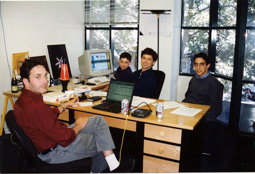 پیج و برین تصمیم گرفتند تا گوگل را به یک تجارت تبدیل کنند. در مارس ۱۹۹۹ گوگل به اولین دفتر رسمی خود (که ظاهر یک دفتر کار را داشت) در خیابان 165 University در پالو آلتو منتقل شد. در همان ساختمانی که بعدها کمپانی‌های PayPal و Logitech در آن ساکن شدند.