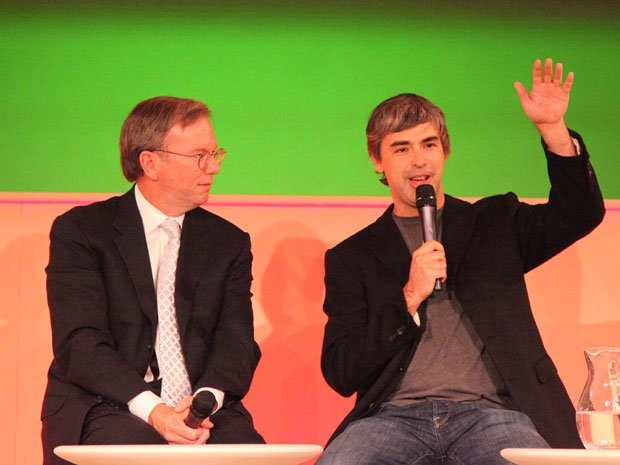 در سال ۲۰۱۱، اریک اشمیت ( که زمانی رکورد دار مرتفع‌ترین سقوط آزاد از فضا هم بوده) از مدیر عاملی گوگل کناره گیری کرد اما در سمت مدیر هیئت رئیسه این شرکت باقی ماند و باز هم لری پیج به عنوان مدیر عامل انتخاب شد.
