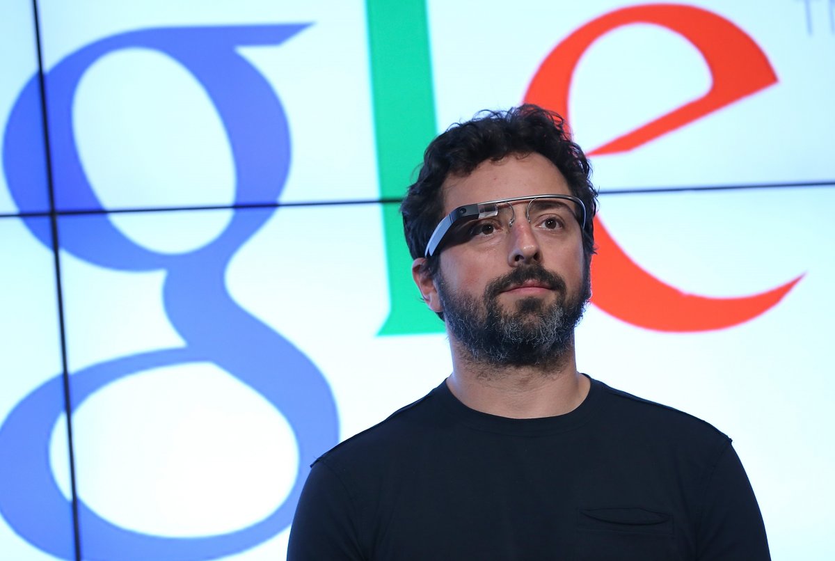 در ۲۰۱۲ گوگل عینک هوشمند خود را معرفی کرد، یک ابزار پوشیدنی هوشمند که اطلاعات و داده‌ها را جلوی چشم ما قرار می دهد. با وجود این که این محصول آن چنان که مردم انتظار داشتند راه خود را به زندگی روزمره باز نکرد، اما دنیا را تحت تاثیر قرار داد.