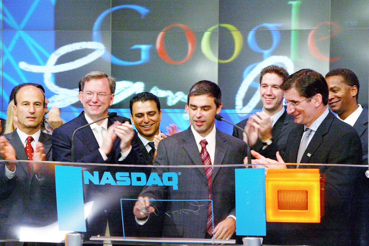 در ۱۹ آگوست سال ۲۰۰۴، گوگل نخستین عرضه سهام خود در بازار بورس را آغاز کرد که بهای هر سهم ۸۵ دلار بود. امروزه هر سهم کمپانی آلفابت (هولدینگ مادر گوگل) برابر با ۸۰۰ دلار است.