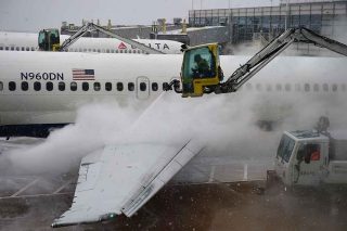 سطوح هواپیما را چگونه یخ‌زدایی می‌کنند؟!