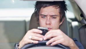اکثر افراد هنگام رانندگی از گوشی‌شان استفاده می‌کنند