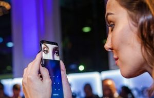 از اسکنر عنبیه چشم گلکسی S8 می‌توان برای پرداخت‌های موبایلی استفاده کرد