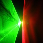 چرا لیزرهای سبز از انواع قرمز قوی‌تر هستند؟