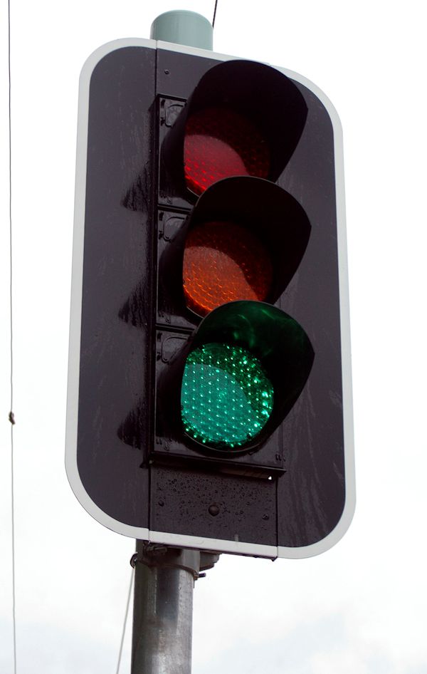 چراغ‌ راهنمایی و رانندگی چگونه به وجود آمد و چرا از سه رنگ در آن استفاده می‌شود؟!