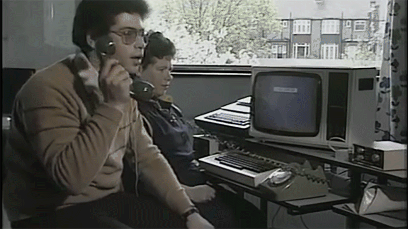 پیام‌رسانی آنلاین به وسیله رایانه‌های دهه 80 میلادی (به همراه ویدیو)