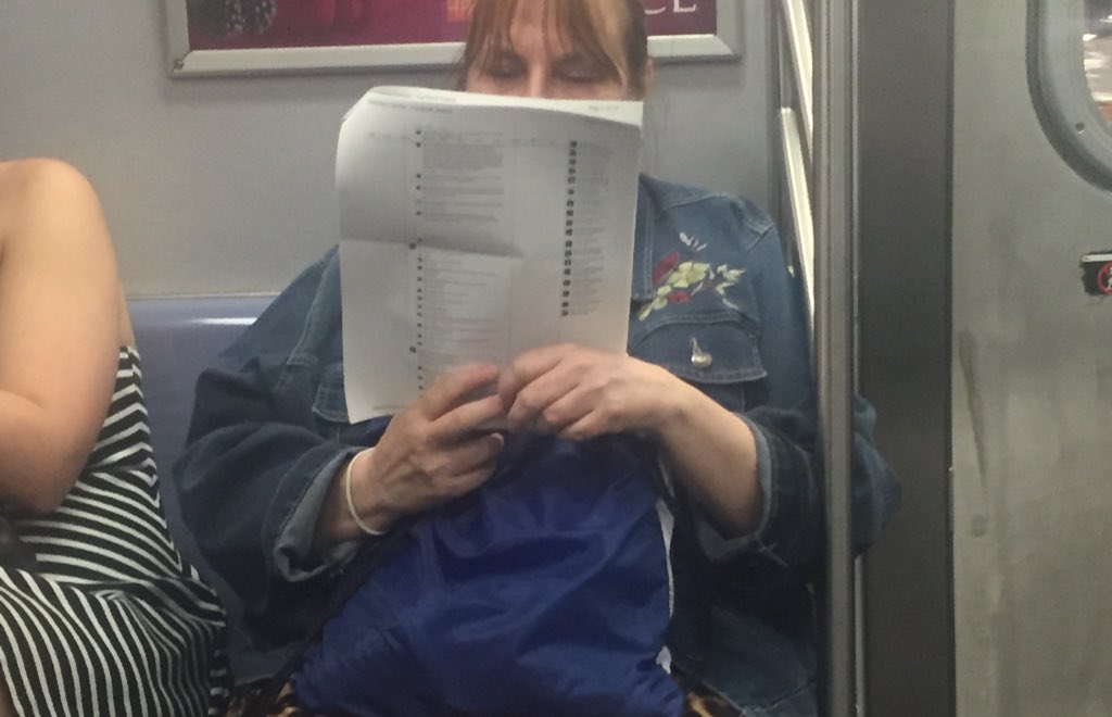 پرینت گرفتن از کامنت‌های فیسبوک برای مطالعه در مترو توسط یک زن آمریکایی!