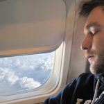 ۱۴ کاری که بهتر است در پرواز با هواپیما انجام ندهید