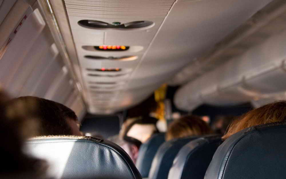 چرا خدمه هواپیما هنگام فرود نور کابین را کم می‌کنند؟