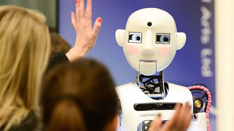 تحقیقات جدید نشان می‌دهند که صحبت کردن با ربات‌ها، می‌تواند منجر به افزایش رضایت شما از زندگی‌تان شود