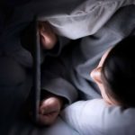 آیا واقعا استفاده از موبایل در شب باعث آسیب جدی به چشم انسان خواهد شد؟