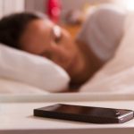 آیا واقعا باید تلفن همراه را برای حفظ سلامتی در هنگام خواب، خاموش کرد؟