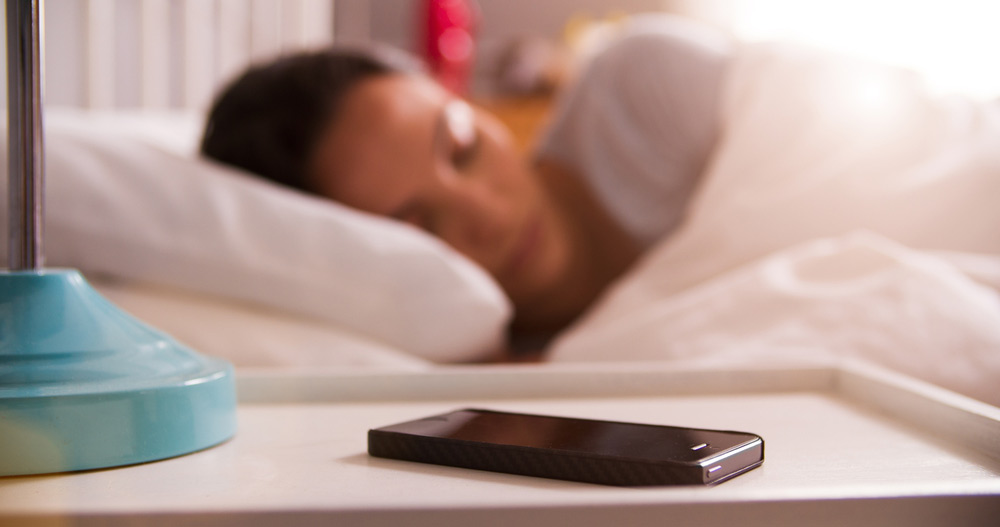 آیا واقعا باید تلفن همراه را برای حفظ سلامتی در هنگام خواب، خاموش کرد؟