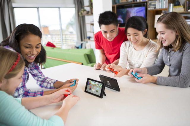nintendo-switch-640x427 51 درصد از نوجوانان فکر می‌کنند والدینشان بیش‌تر وقت خود را با گجت‌های هوشمند سپری می‌کنند  