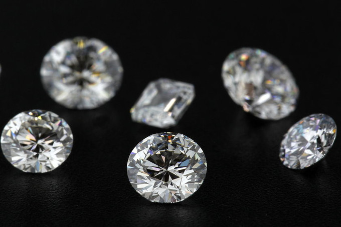 الماس‌های تولید شده در آزمایشگاه، ماده اولیه اصلی برای تولید گلس های الماسی جدید هستند