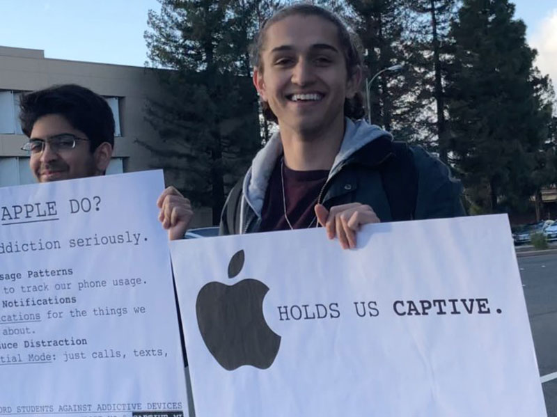 اعتراض دانشجویان دانشگاه استانفورد به دستگاه‌های آی‌فون‌های اپل!