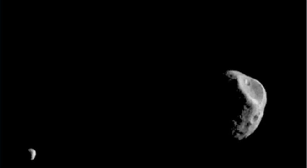 فضاپیمای اودیسه ناسا تصاویر خیرکننده‌ای از دو قمر مریخ گرفت