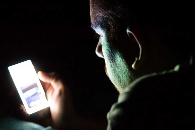 اپل پتنت اختراع جلوگیری از شوک لنزی در هنگام روشن شدن صفحه نمایش گوشی در محیط تاریک را ثبت کرد
