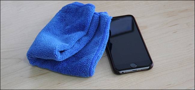 Cleaning-Your-Phone چرا تمیز کردن تلفن همراه و دیگر وسایل الکترونیکی ضروری است؟  