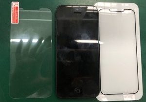 New-screen-protector-next-to-original-iPhone-SE-300x210 تصاویر جدید آی‌فون SE 2 وجود طراحی بدون‌حاشیه و فیس آی‌دی را تایید می‌کنند  