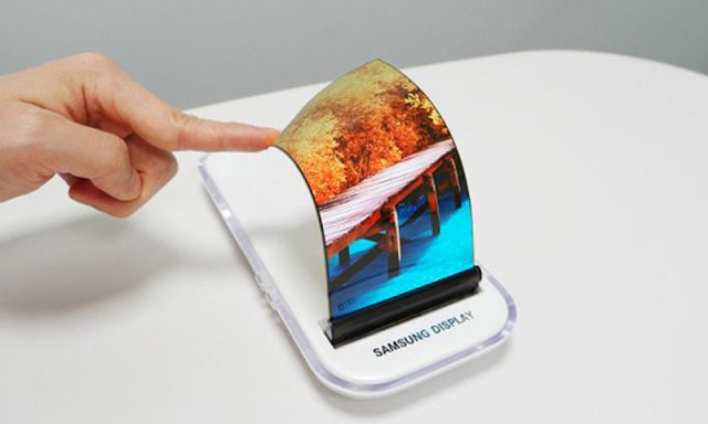 Samsung-foldable-smartphone-640x384 معرفی گلکسی S10 در ژانویه 2019 به دلیل رونمایی از گلکسی X در MWC 2019  