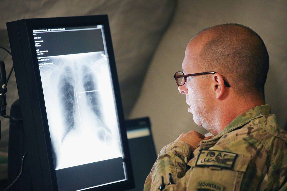 soldierxray-483308573-1527086513 به‌زودی سربازان آمریکایی مجهز به دستگاه نظارت سلامت درون‌کاشت خواهند شد  