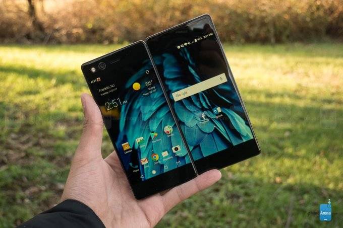 Canceled-Samsung-foldable-phone-prototype-appears-resembles-the-ZTE-Axon-M گوشی‌های مجهز به صفحه نمایش منعطف و قابل تا کردن به‌زودی راهی بازار می‌شوند  