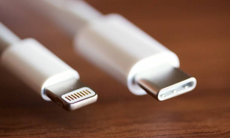 USB-type-c-vs-lightning-2 آی‌فون‌های 2019 اپل نهایتا به درگاه USB-C مجهز خواهند شد  