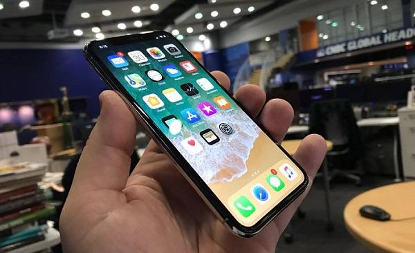 iphone-x-2 موسسه IHS Markit فهرست 10 گوشی پرفروش سه‌ماهه نخست سال 2018 را منتشر کرد؛ آی‌فون X همچنان در صدر!  