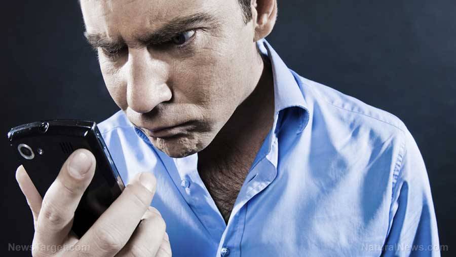 Man-Angry-At-Cell-Phone گوشی‌های موبایل به مکالمات ما گوش نمی‌دهند اما اطلاعات روی نمایشگر‌ها را ضبط می‌کنند!  