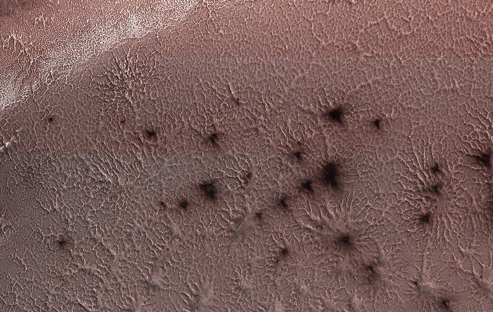 NASA_Mars_Spiders کشف لکه‌های عنکبوتی شکل بر روی مریخ توسط ناسا  