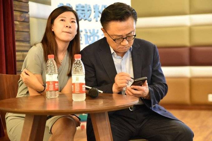 Samsungs-CEO-has-been-spotted-using-the-Galaxy-Note-9-in-public مدیرعامل سامسونگ حین استفاده از گلکسی‌نوت 9 در انظار عمومی دیده شد!  