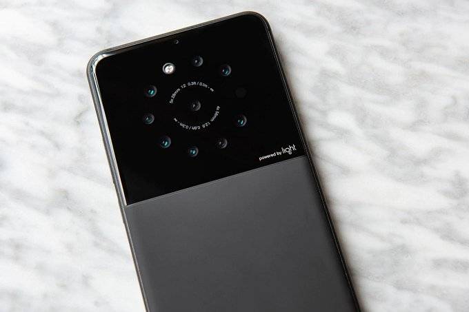 light-9-lens شرکت Light سازنده دوربینی با ۱۶ لنز، در حال کار بر روی یک گوشی هوشمند مجهز به ۵ الی ۹ لنز است!  