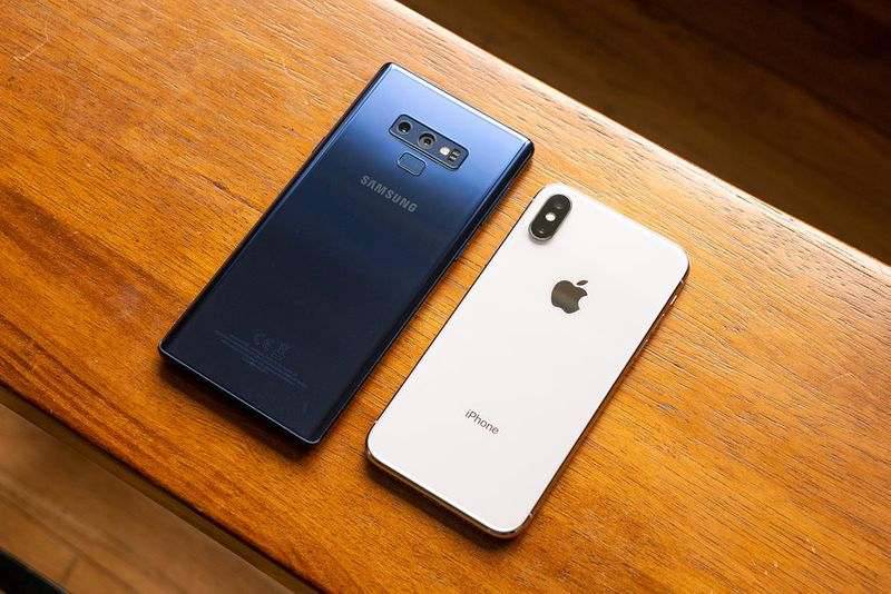 Samsung-Galaxy-Note-9-vs-Apple-iPhone-X-005 5 دلیل برای این که گلکسی نوت 9 را نخریم و منتظر گلکسی S10 بمانیم  