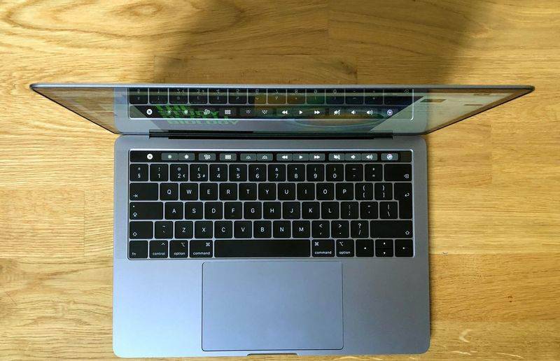 macbook-pro-2018-keyboard بررسی اولیه مک‌بوک پرو ۲۰۱۸: سحرآمیز!  