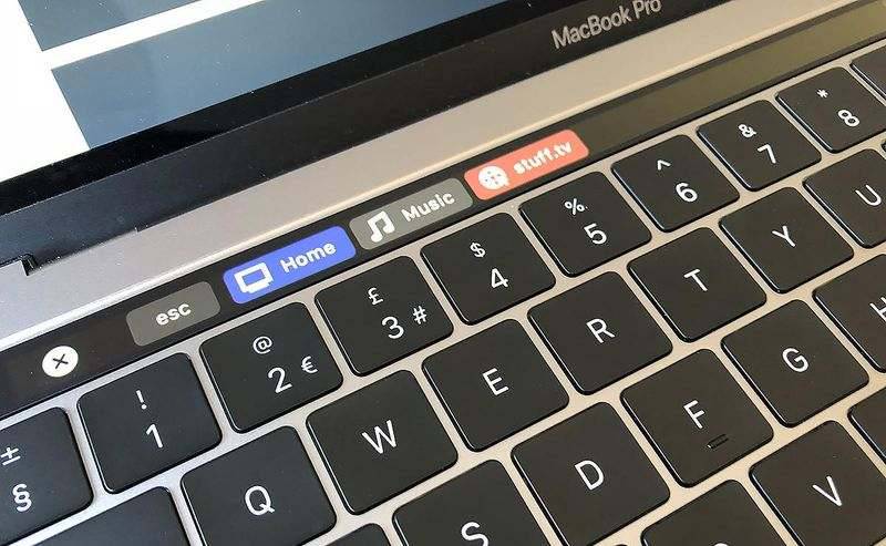 macbook-pro-2018-touch-bar بررسی اولیه مک‌بوک پرو ۲۰۱۸: سحرآمیز!  
