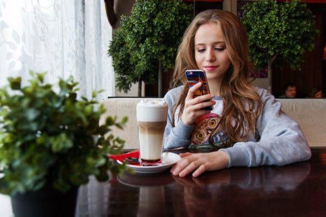 teen-smartphone-640x427 51 درصد از نوجوانان فکر می‌کنند والدینشان بیش‌تر وقت خود را با گجت‌های هوشمند سپری می‌کنند  